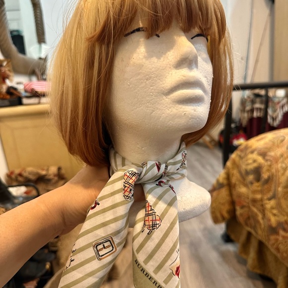 FREE Burberry scarf with a $400bundle. used1x then dry cleaned. 9/10. - Picture 9 of 10